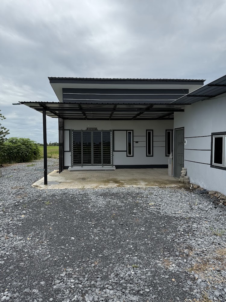 AZLYNIE HOMESTAY